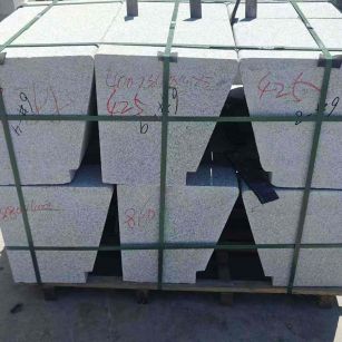 广元 芝麻白异形坐凳，石凳