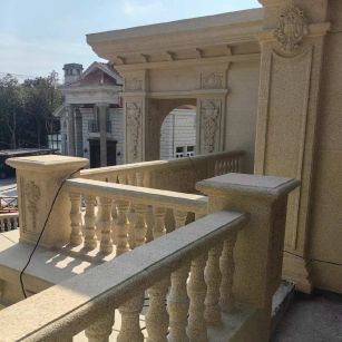 广元 黄金麻别墅外墙干挂雕花配合阳台栏杆花瓶柱