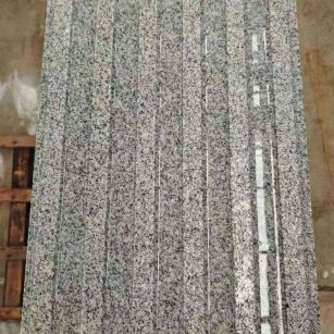 广元 芝麻白花岗岩荔枝面雕刻盲道，盲条