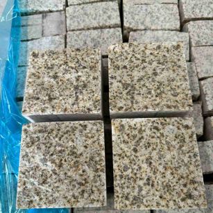 广元 黄金麻花岗岩自然面小方块，弹石，马蹄石等