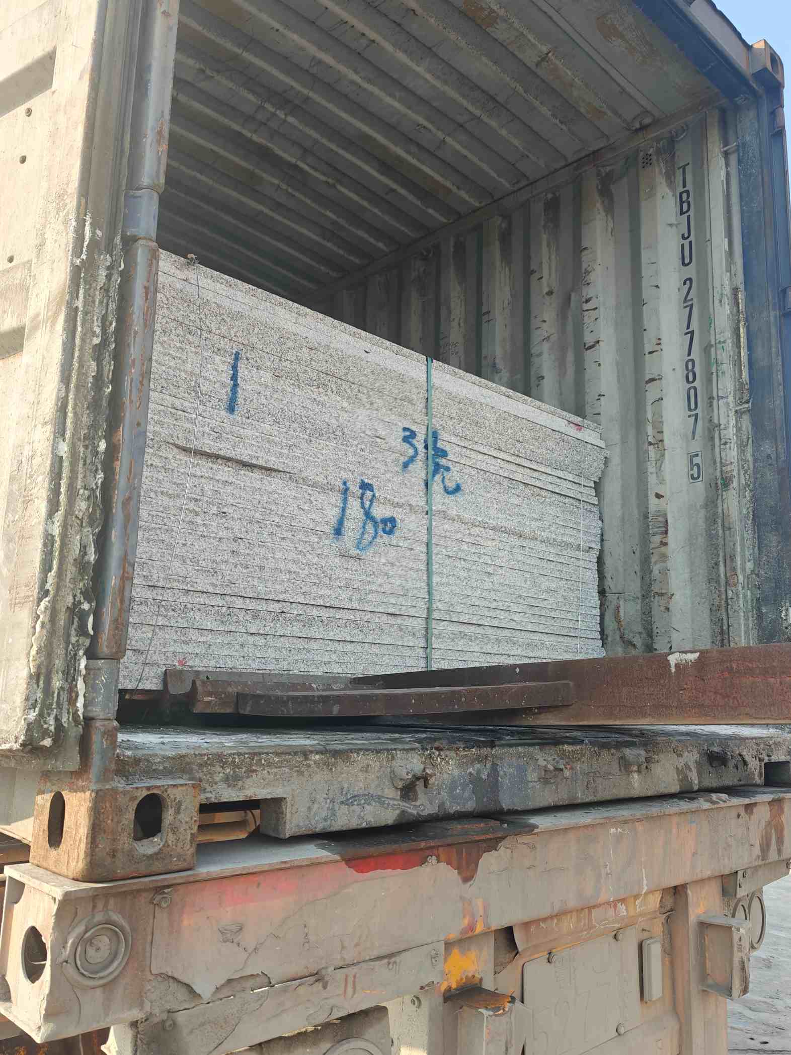 广元 芝麻白花岗岩石材3.0公分光面毛板装柜出货