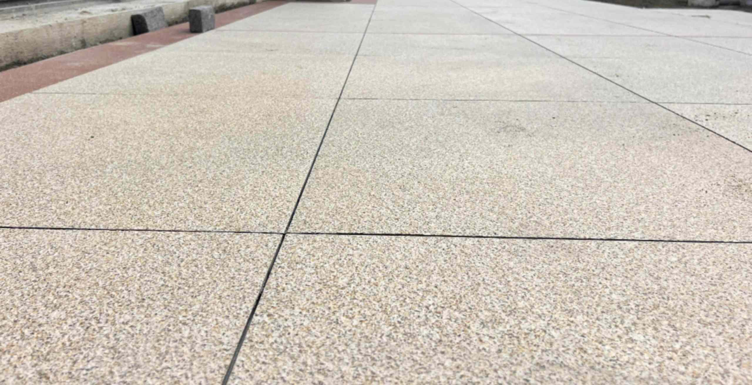 广元 黄金麻花岗岩石板材荔枝面地面铺装效果