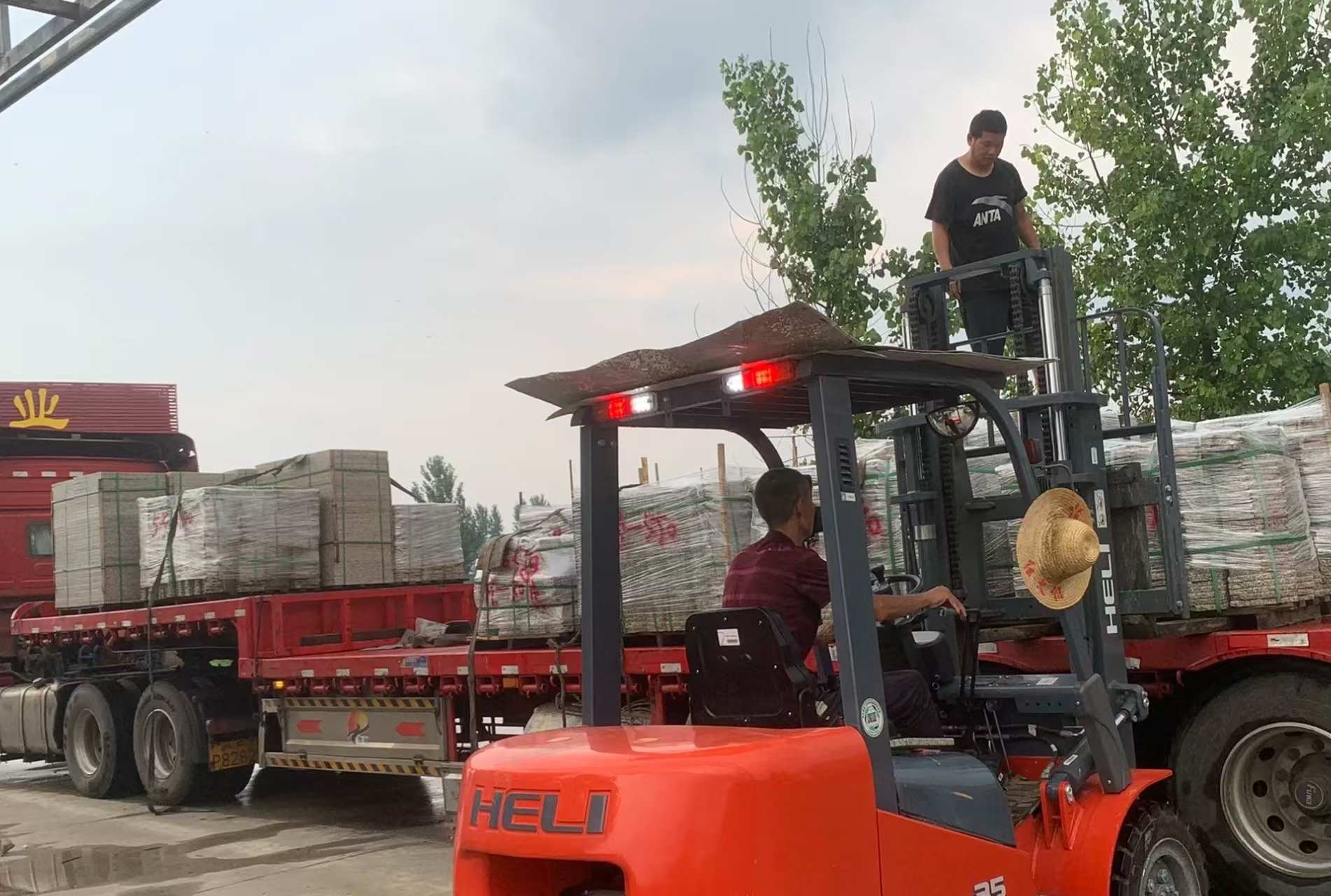 广元 黄金麻冰裂纹，地铺石装车