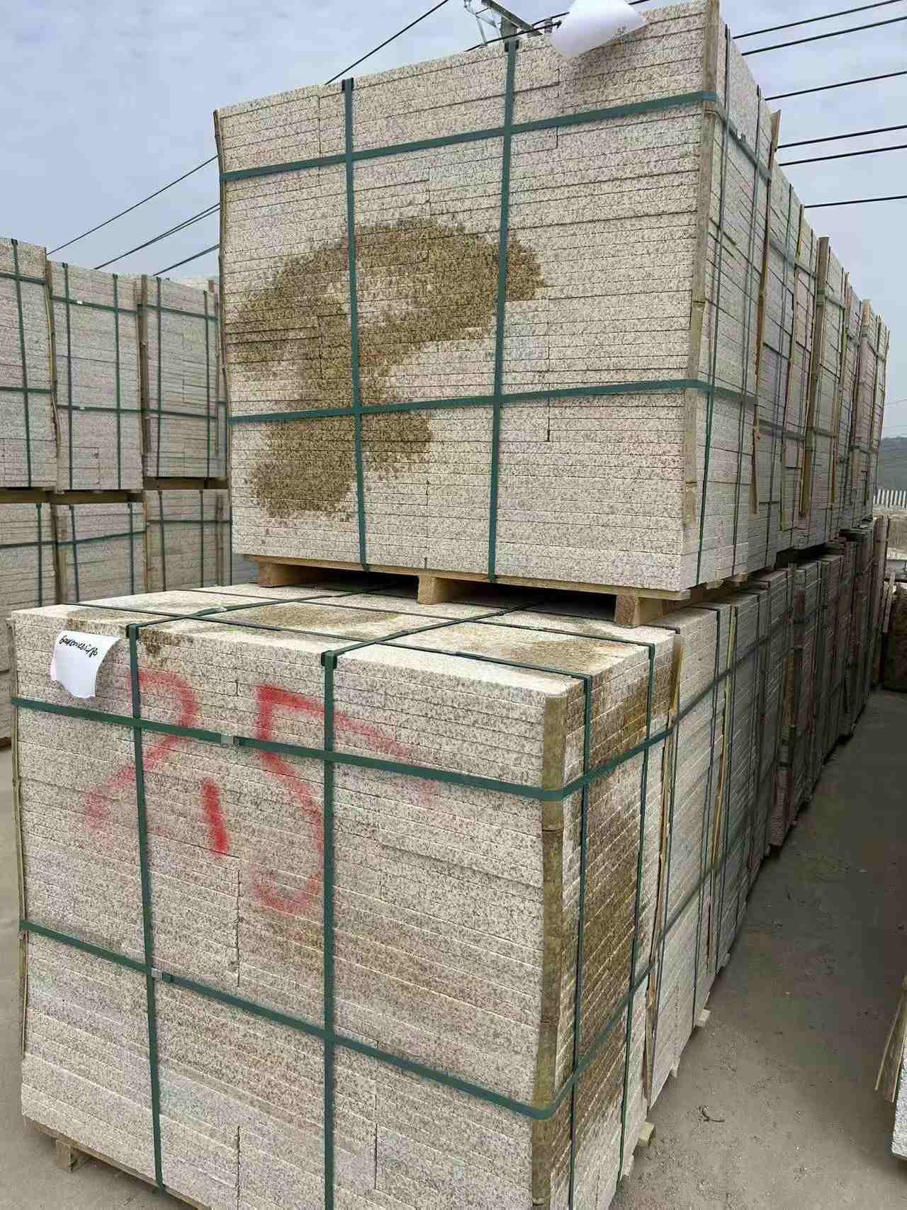 广元 黄金麻花岗岩石材荔枝面地铺石2.5*300*600