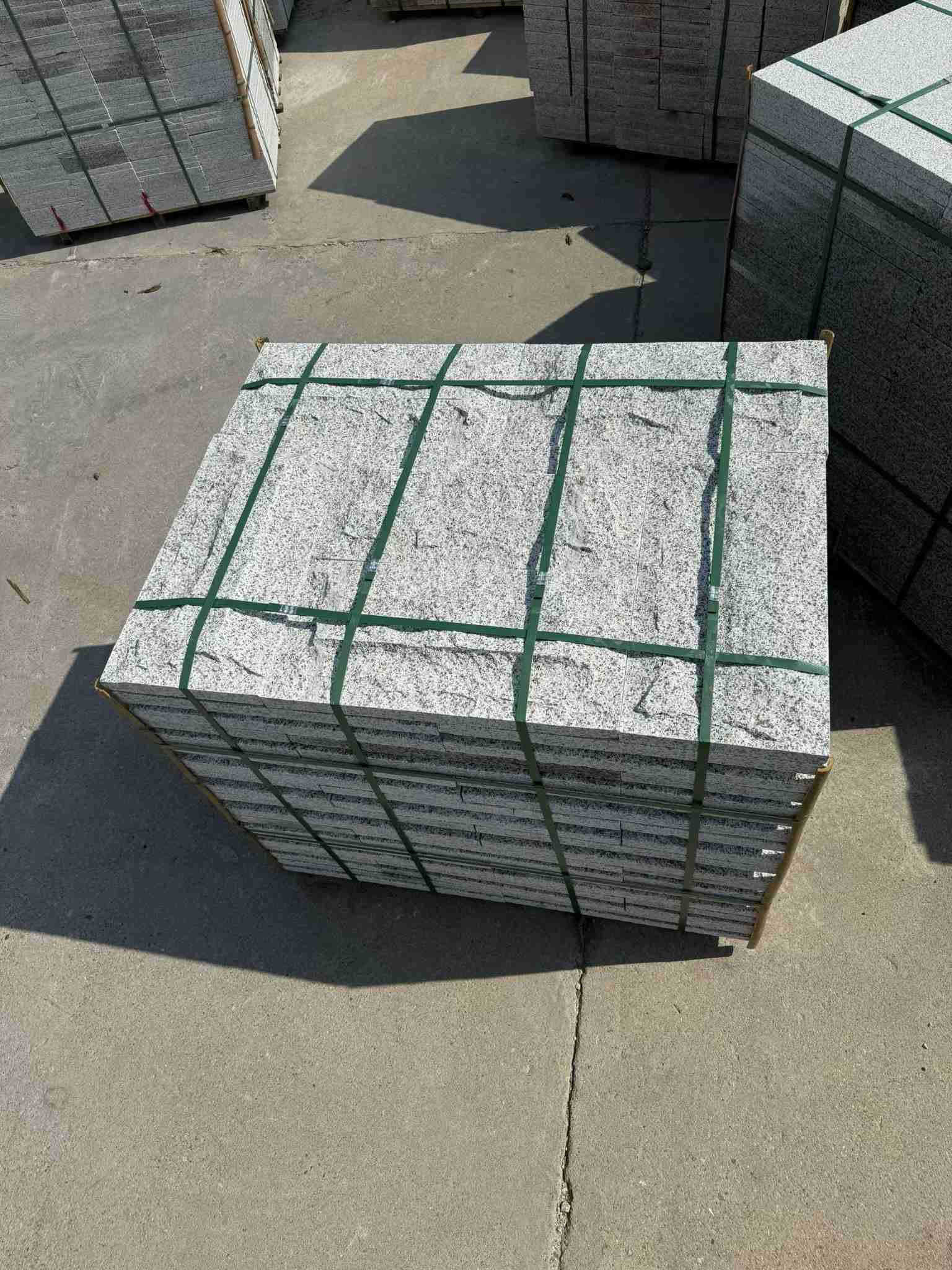 广元 白麻花岗岩石材自然面蘑菇石成品