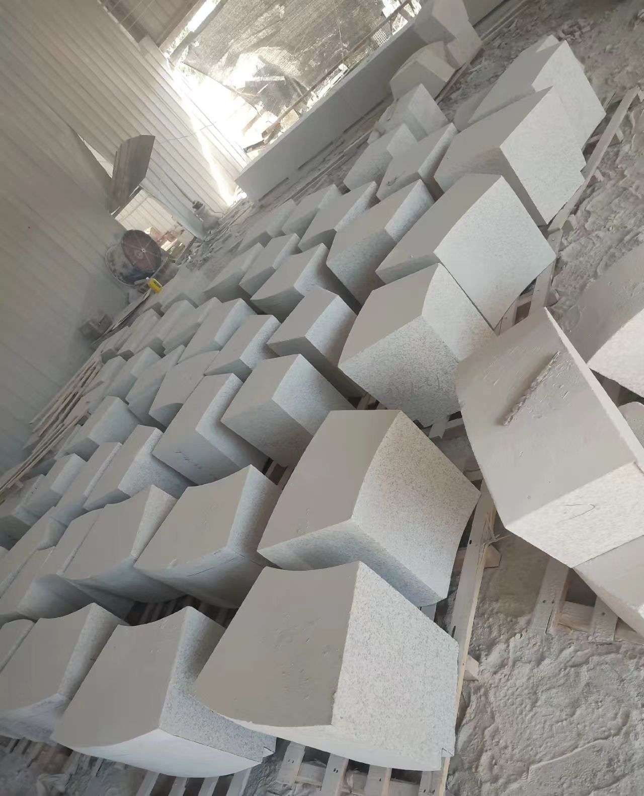 广元 白麻花岗岩异形坐凳