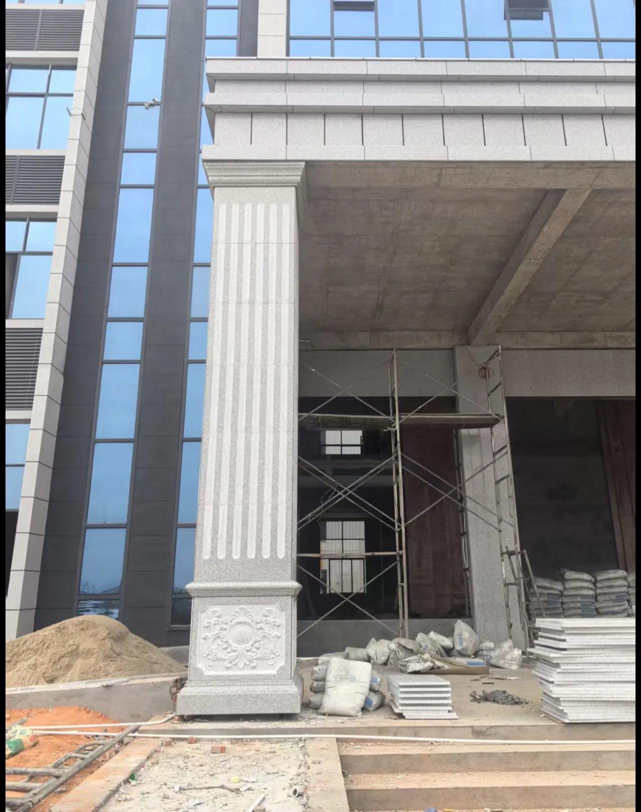 广元 芝麻白光面花岗岩门楼大柱（罗马柱）配雕花底座