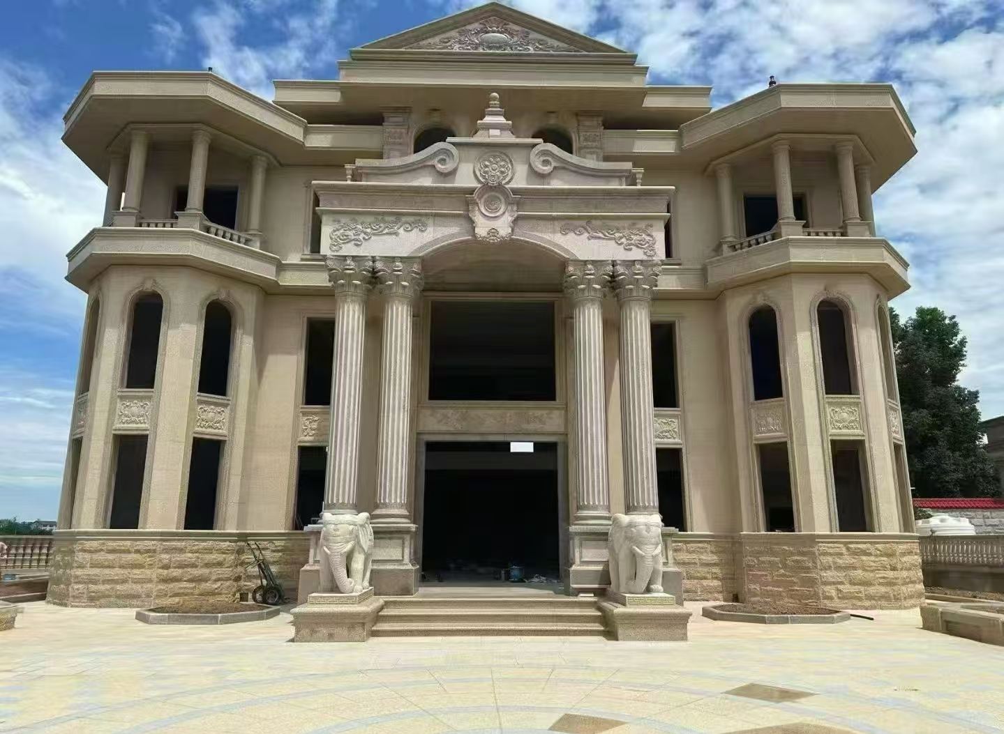 广元 黄金麻别墅外墙干挂，大柱，大象，蘑菇石，雕花板