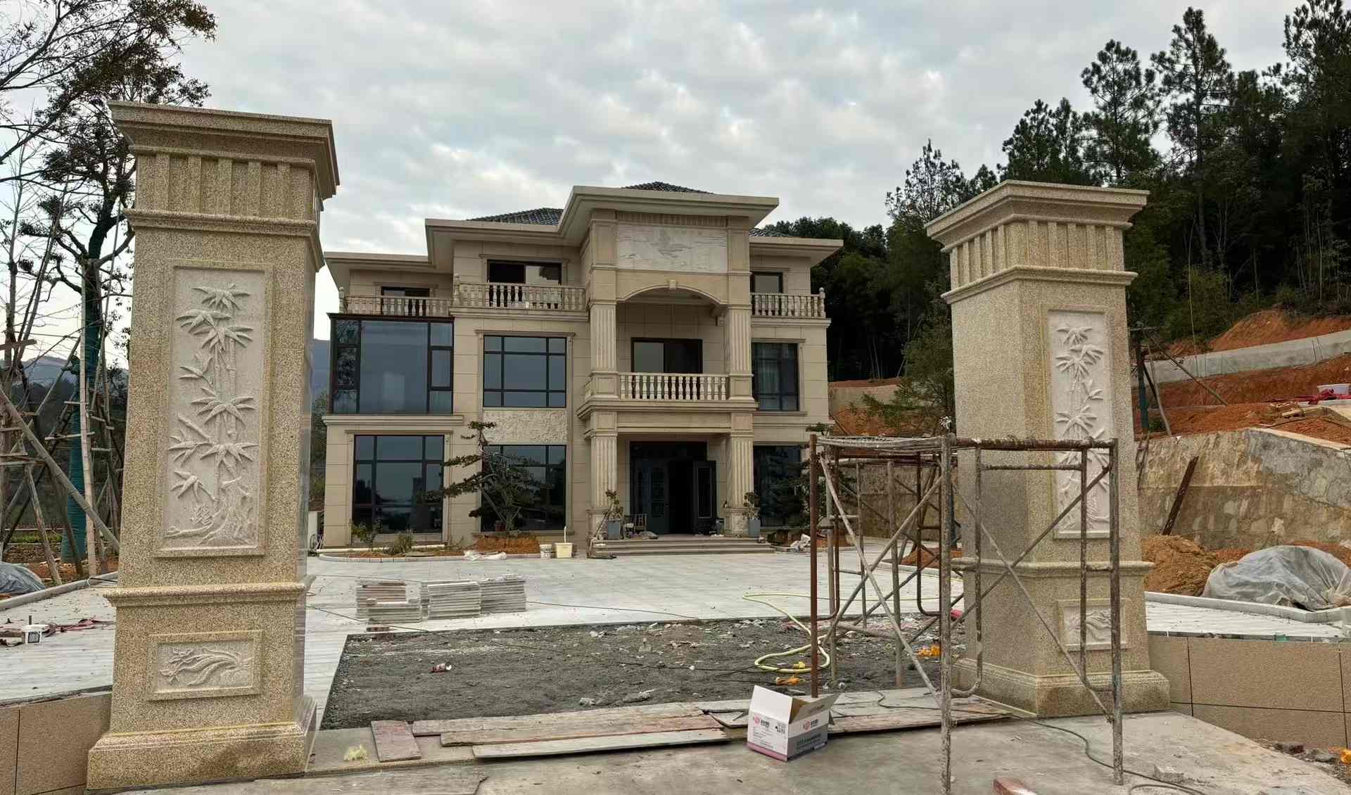 广元 黄金麻花岗岩别墅雕花外墙干挂配上门口雕花罗马柱