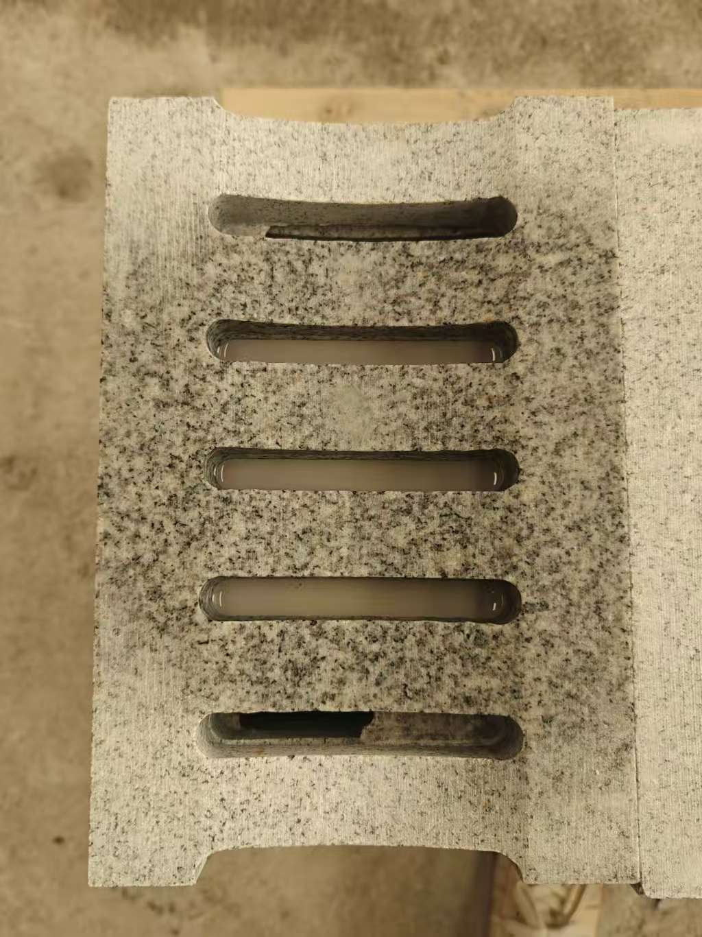 广元 芝麻白拉丝面花岗岩U型开槽排水槽