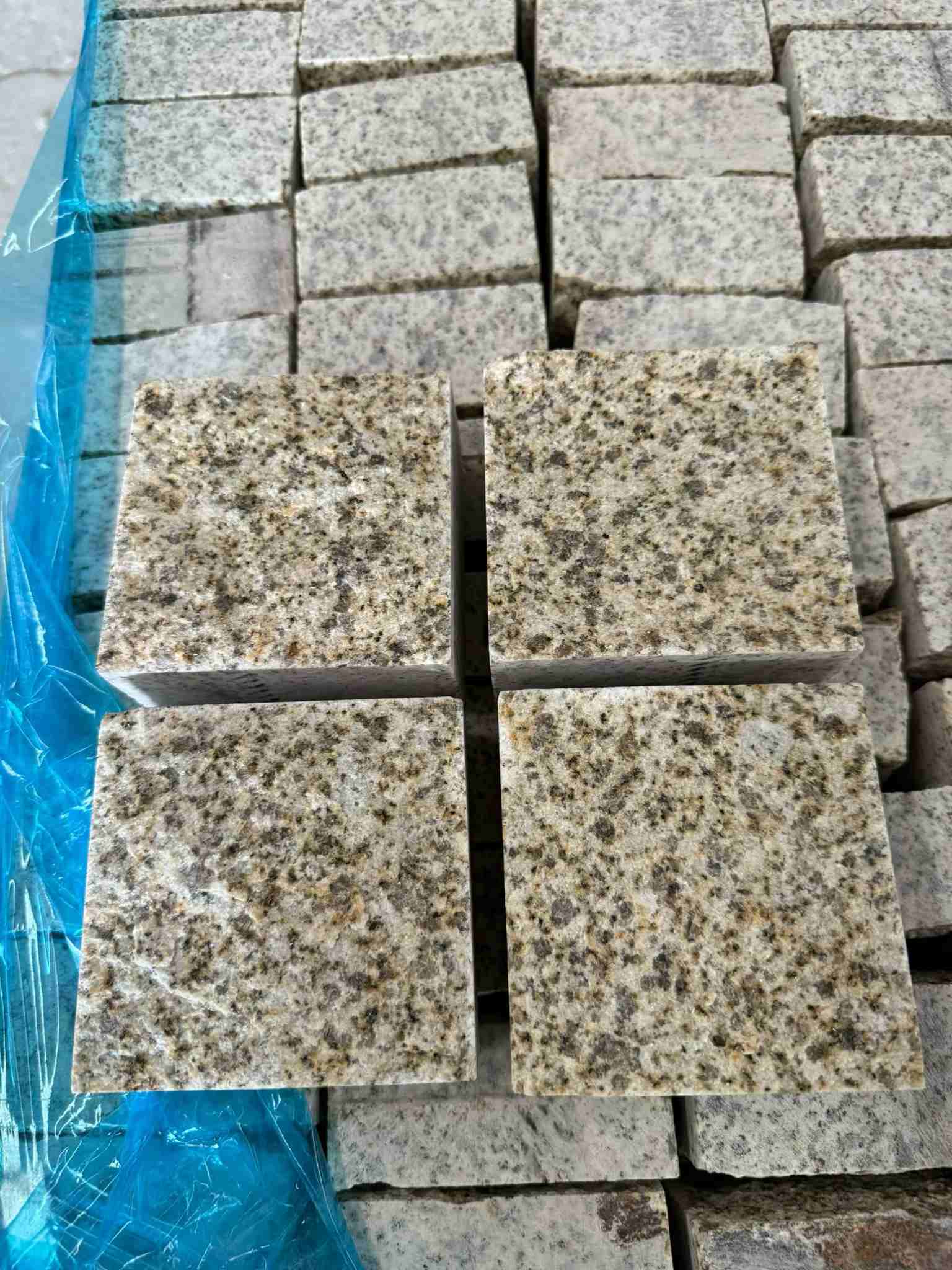 广元 黄金麻花岗岩自然面小方块，弹石，马蹄石等