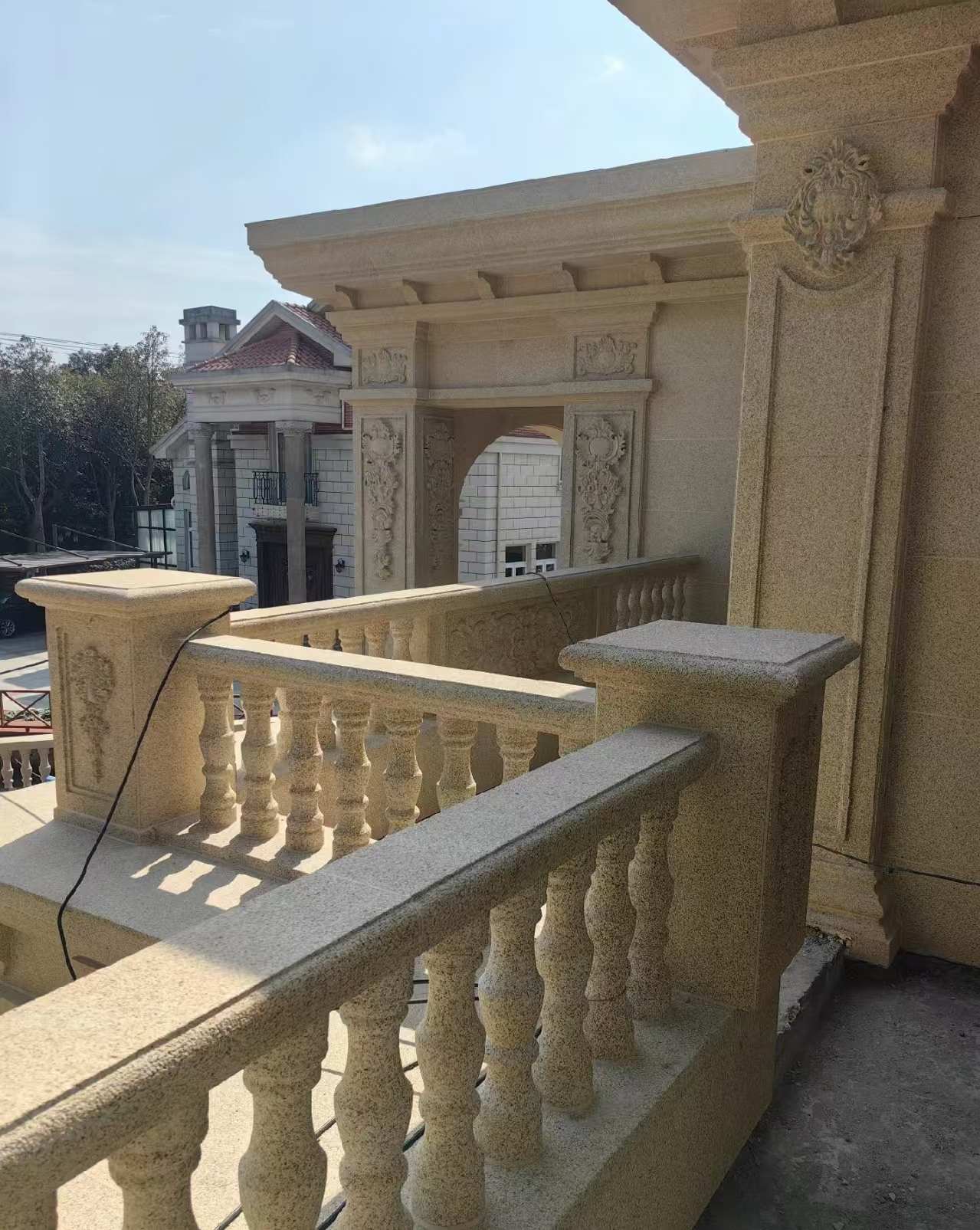 广元 黄金麻别墅外墙干挂雕花配合阳台栏杆花瓶柱