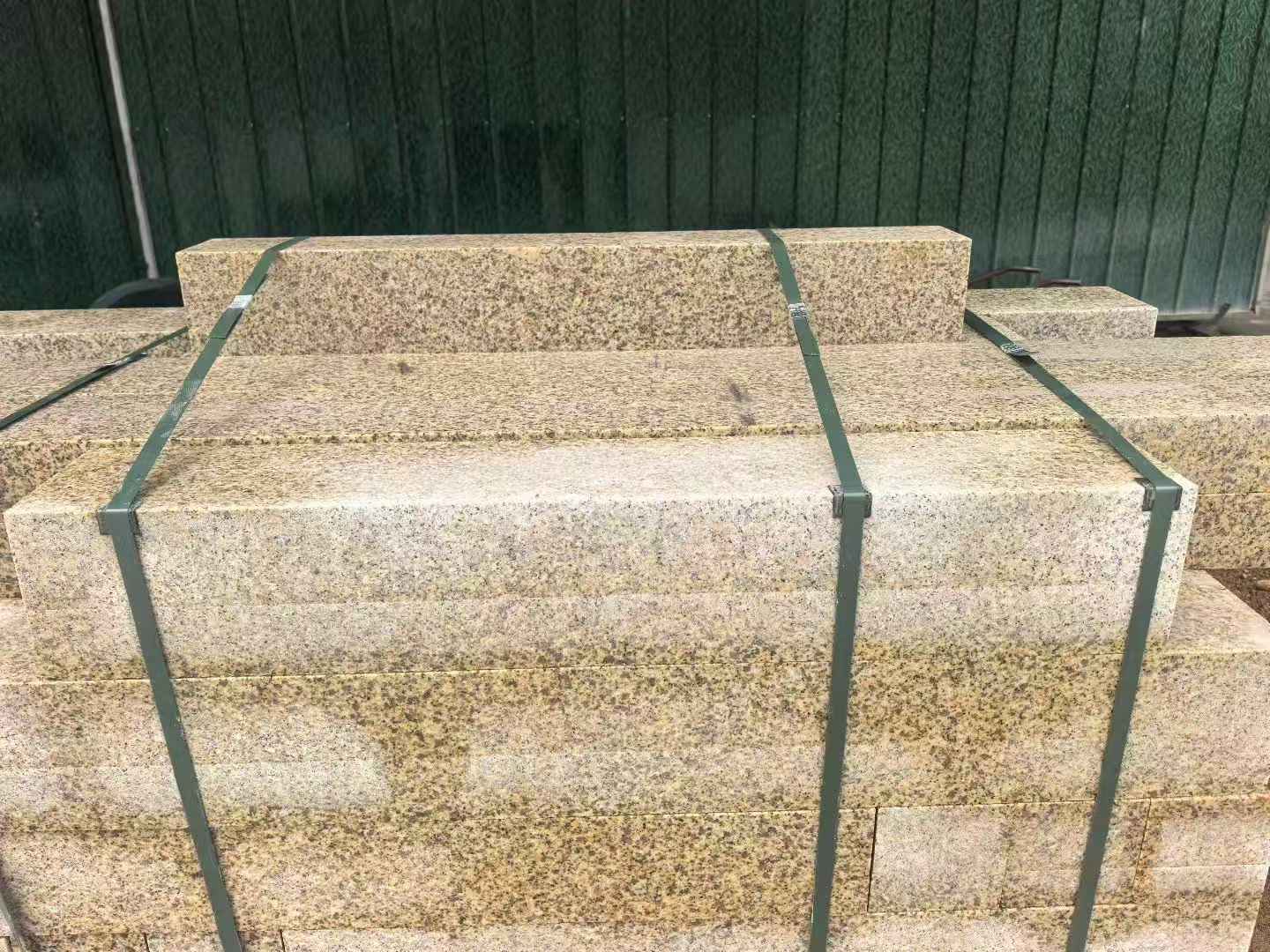 广元 黄金麻花岗岩石材机切面栏杆料半成品