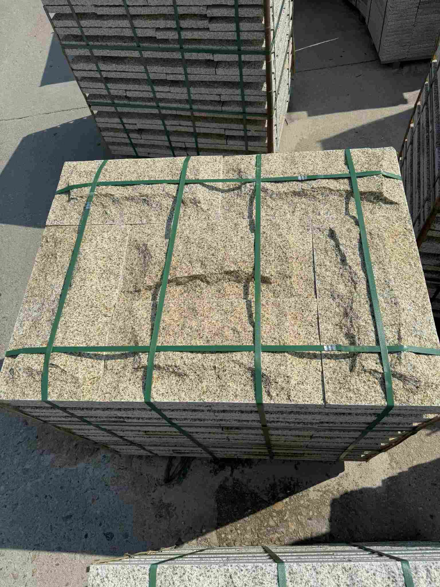 广元 黄金麻花岗岩石材自然面蘑菇石成品