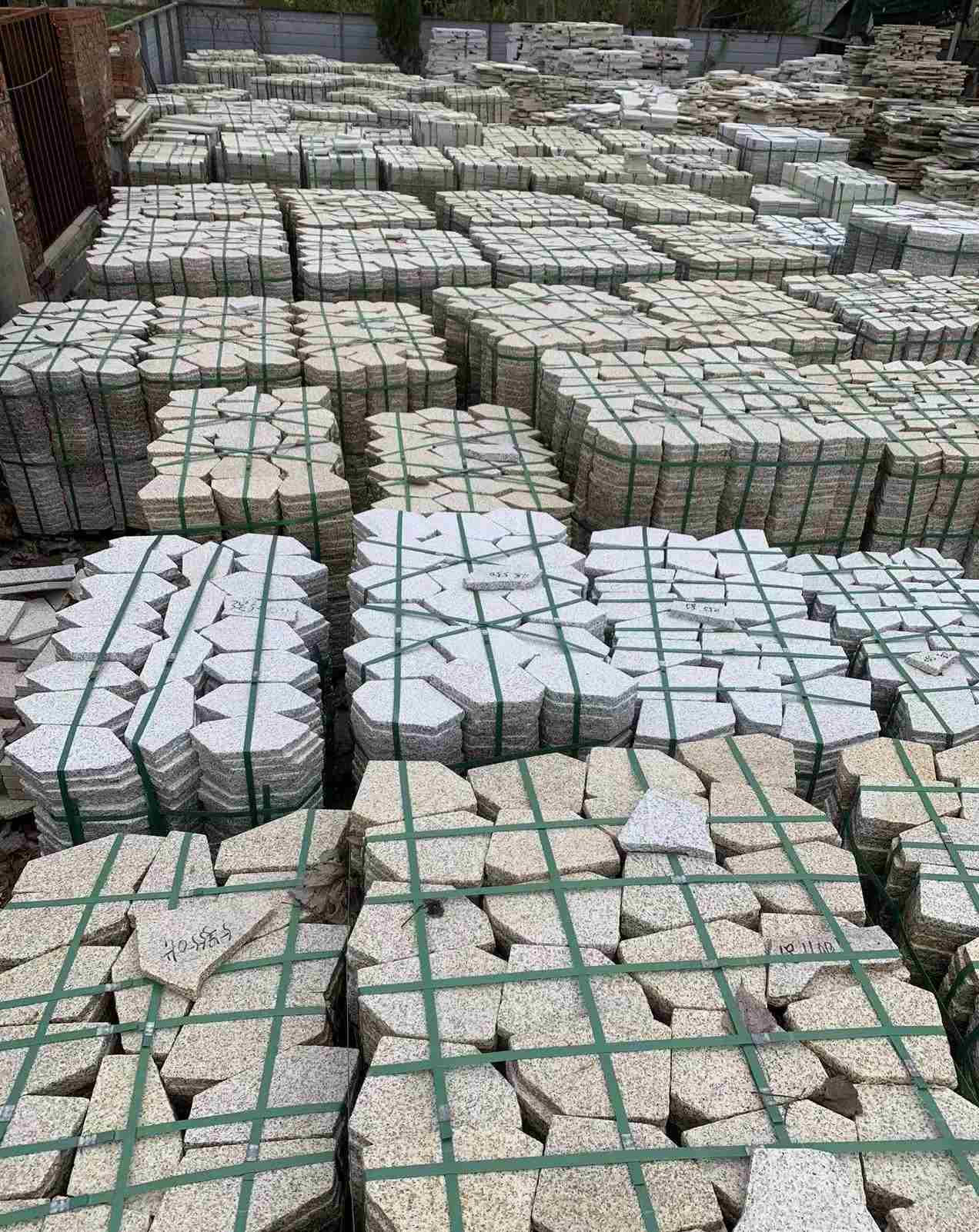 广元 黄金麻白麻花岗岩荔枝面地铺石(冰裂纹)