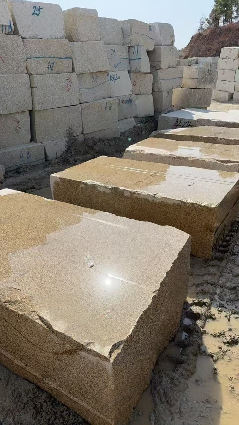 广元 黄金麻方料堆场洗料分选中，原材料充足