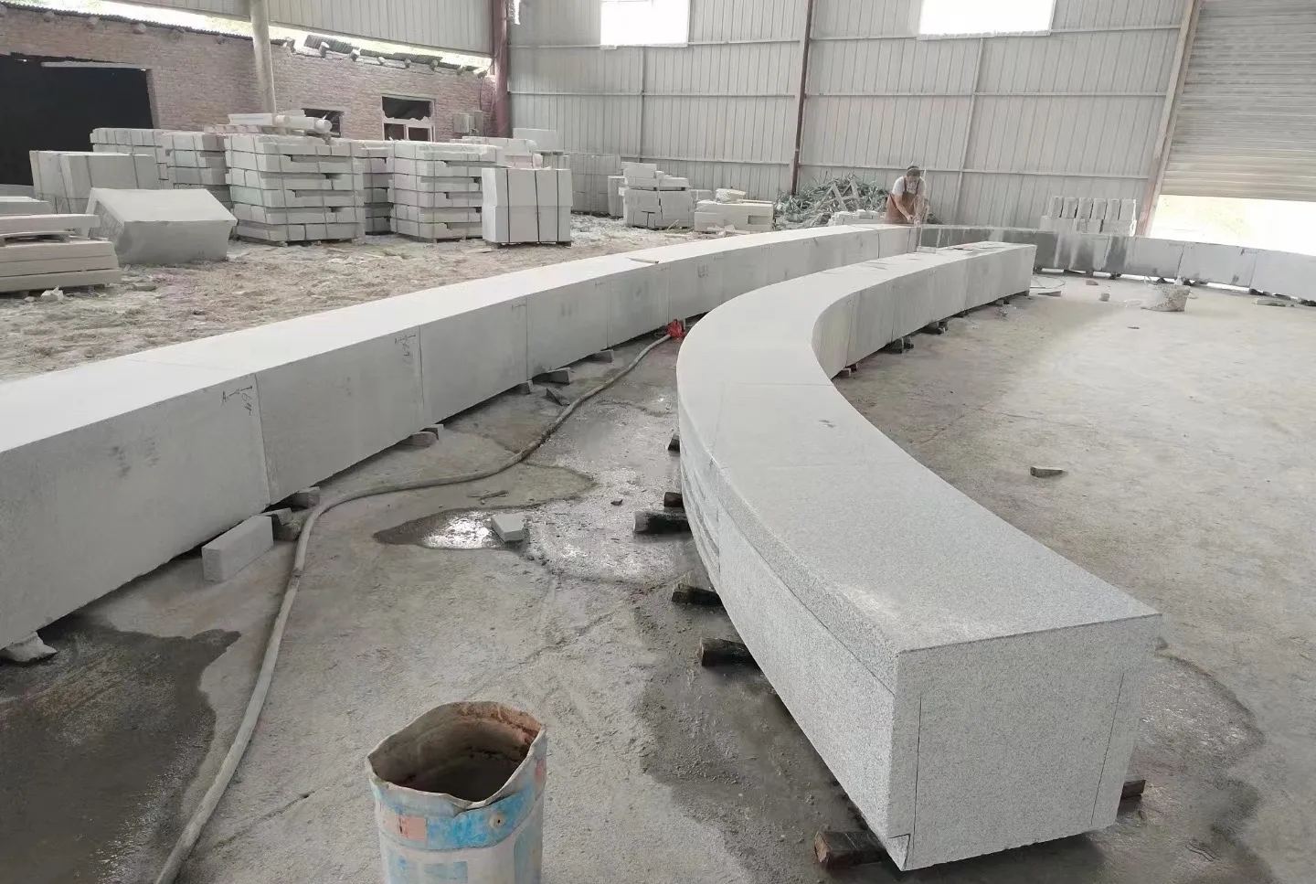 广元芝麻白花岗岩石板材 园林光面弧形坐凳