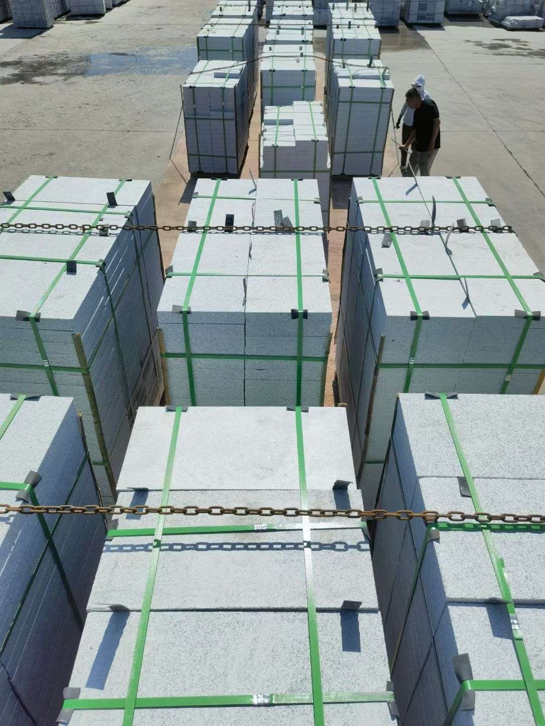 广元 芝麻白花岗岩5公分地铺石 花岗岩厂家工厂装车日常